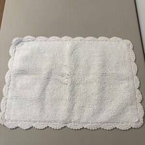 VTG White Tufted Cotton Bath Mat SET Crocheted Scallop Lace Trim Cottagecore Rug